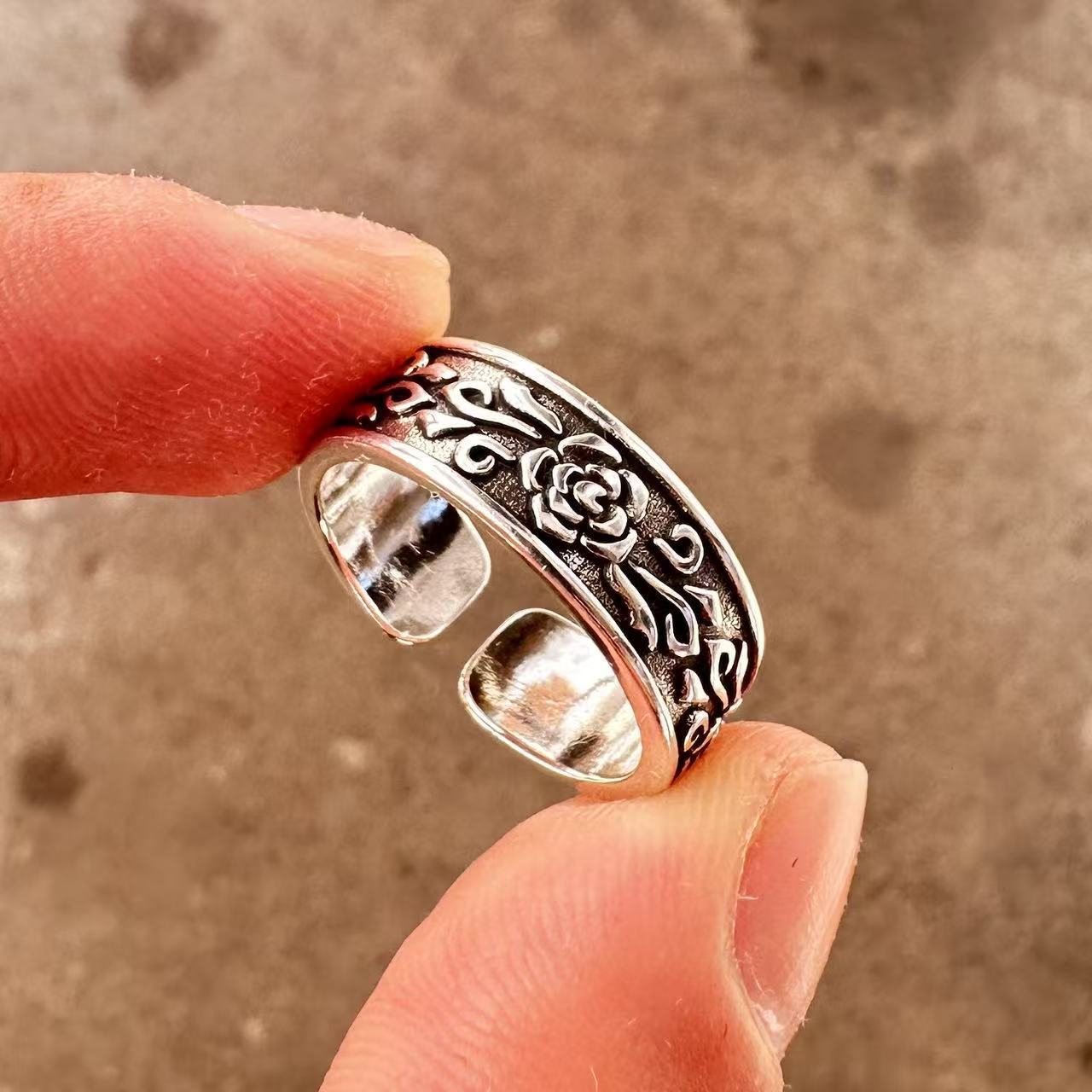 Men's ring with adjustable wide face opening