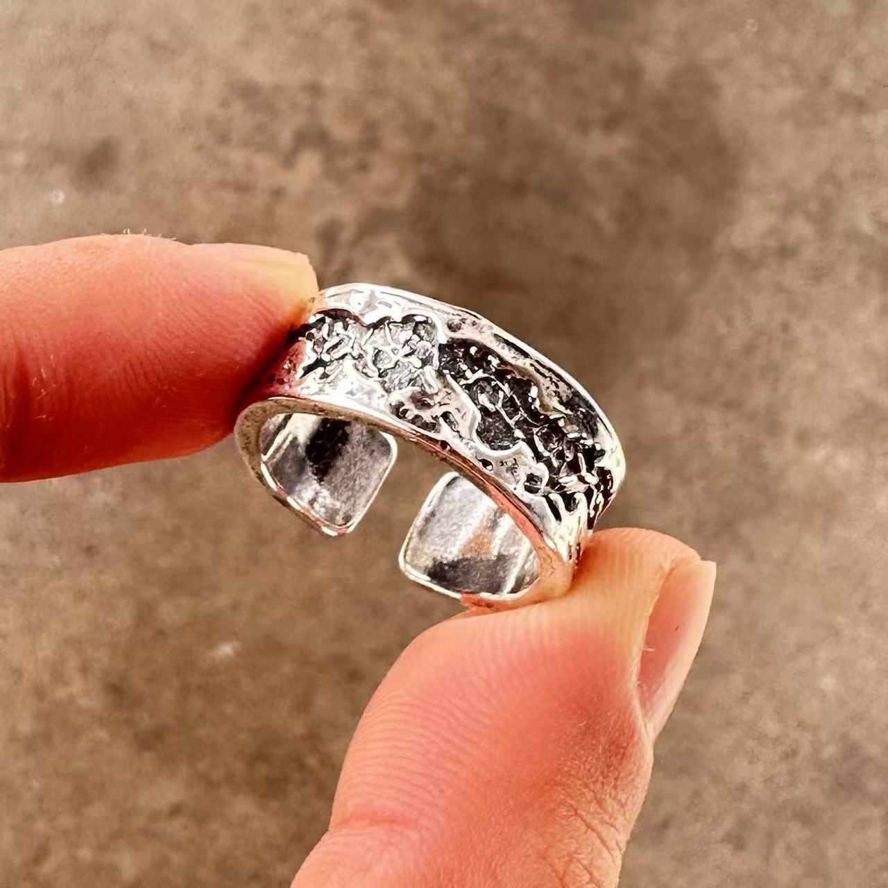 Men's ring with adjustable wide face opening